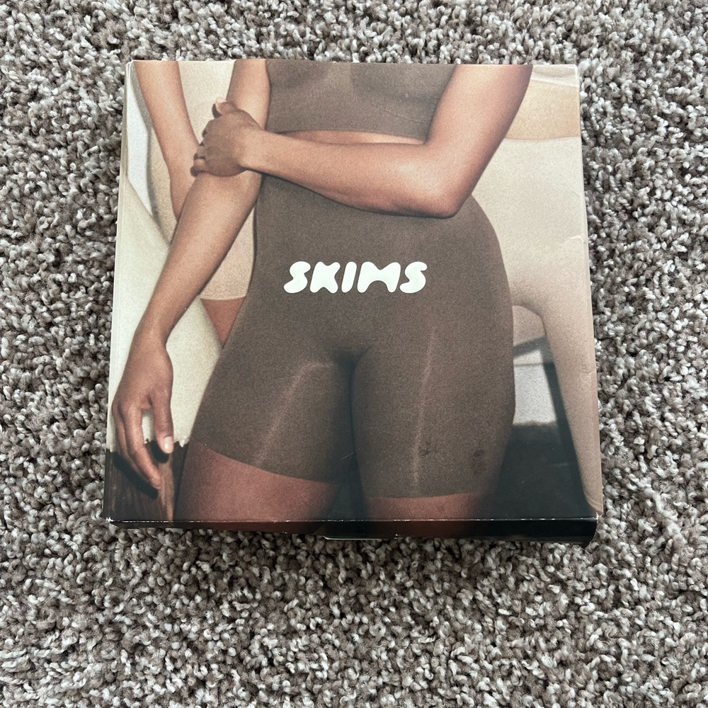 Brand New Skims- Sculpt Short Mid Thigh W/Open Gusset